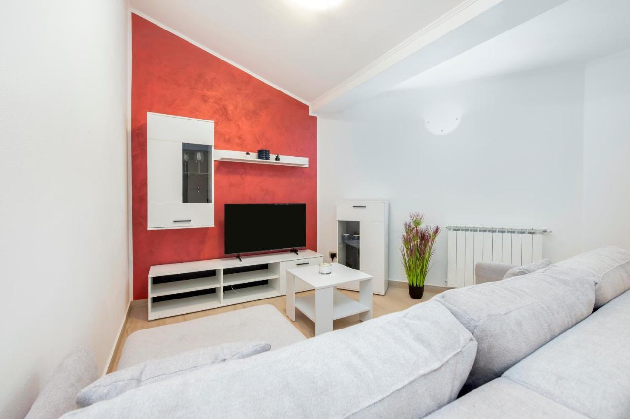 Comfort Karla Apartment *